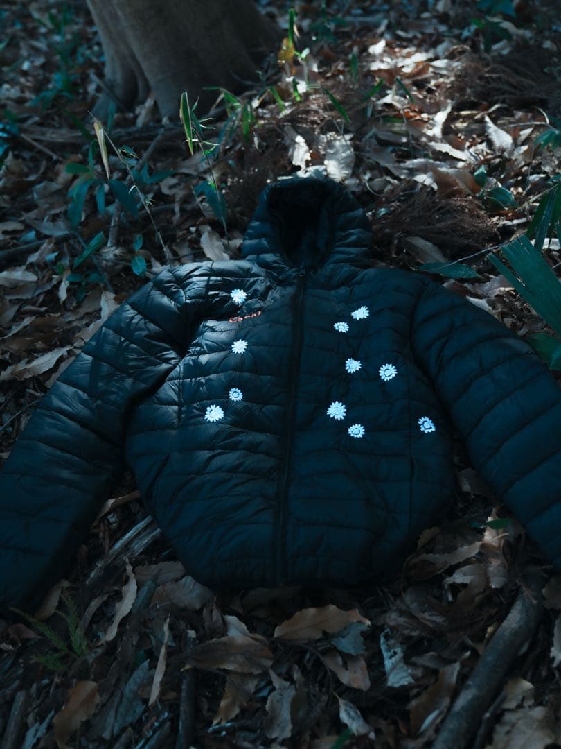 ざわよし様　花刺繍入りのパテッドジャケット(フード付き) 濃紺の刺繍アメリカンフードジャケット – ManusMachina