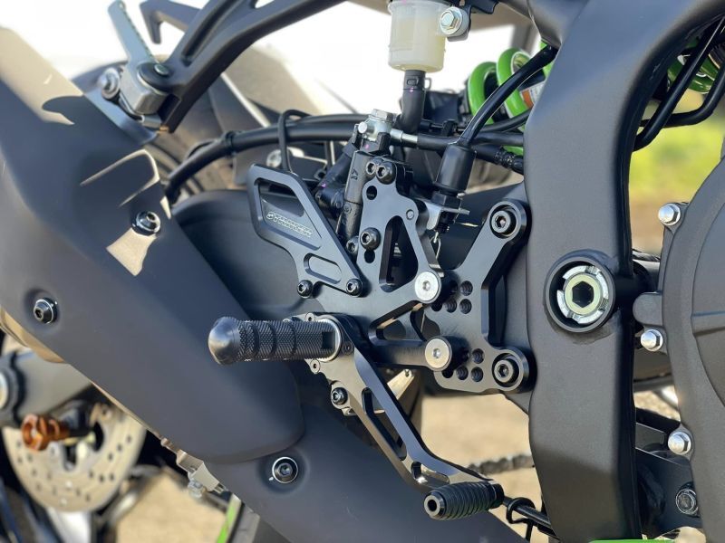 STRIKER SPECIAL STEP KIT KAWASAKI Ninja ZX-4R SE/ZX-4RR、Ninja ZX