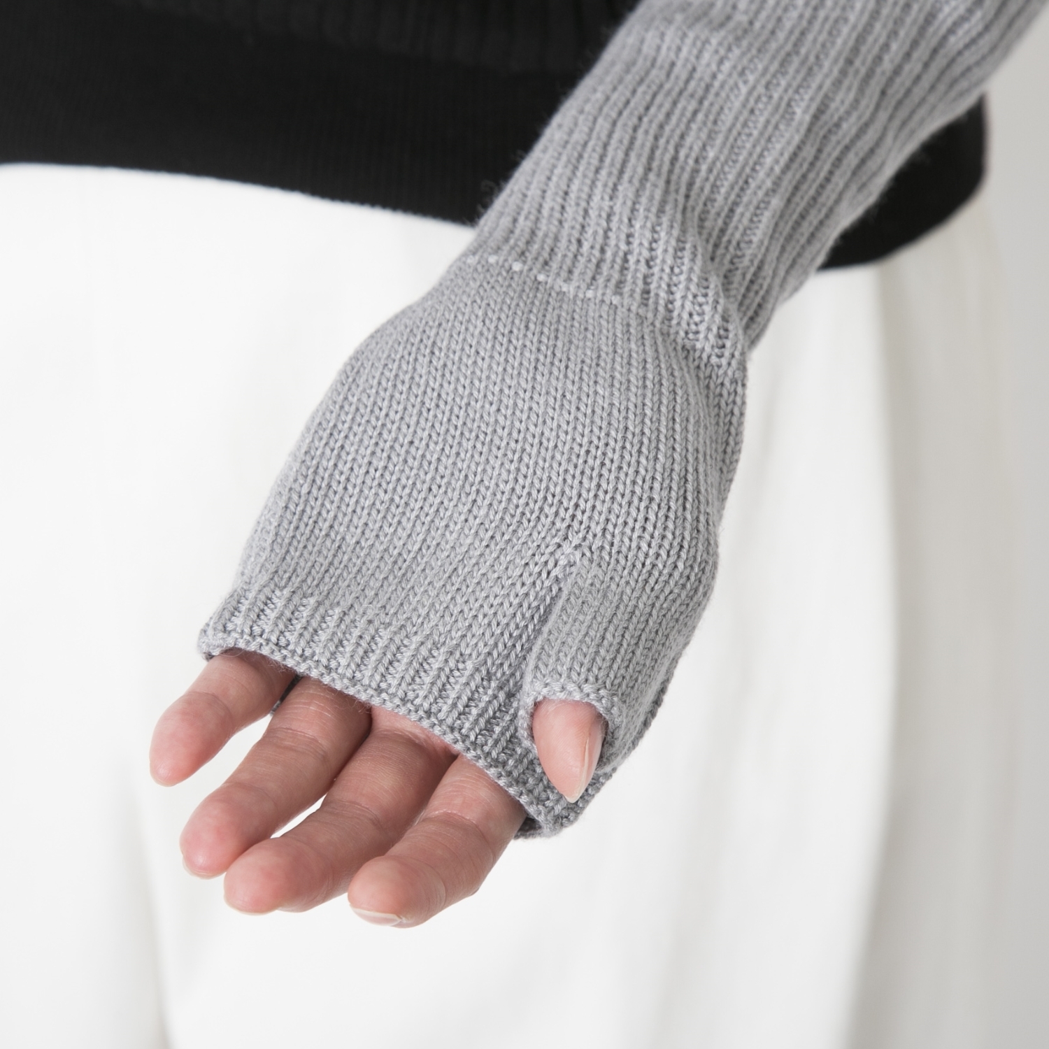 DRESS HERSELF/シルクカシミヤアームウォーマー グレー 2個セット -訳