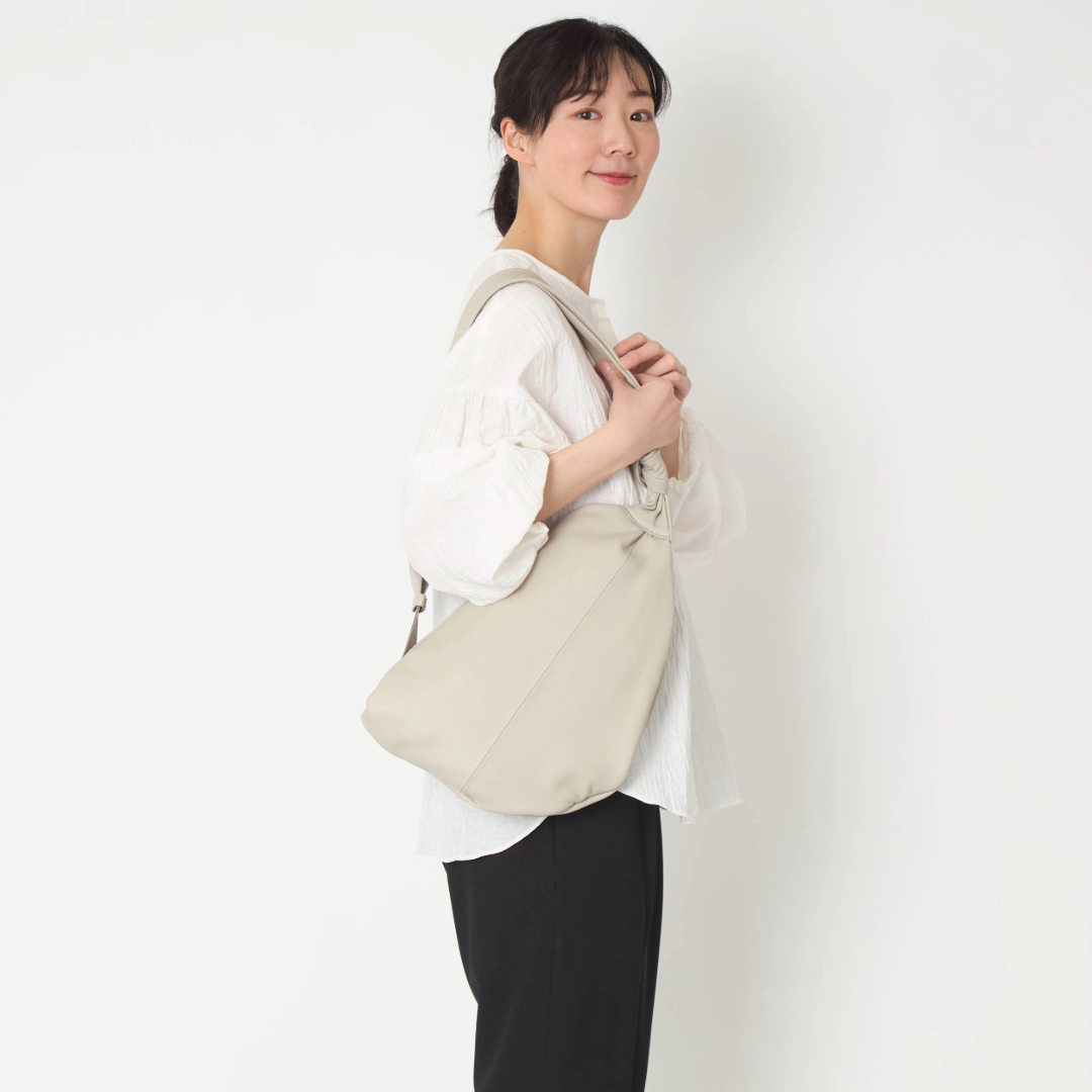 POMTATA/CANDY BODY BAG -見た目はコンパクトなのに、収納力は抜群の